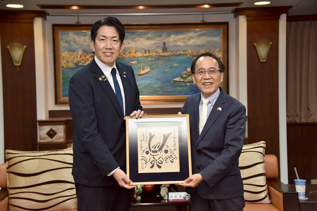 林欽榮(右)、澤井宏文(左)互贈生日禮品。 圖：高雄市觀光局/提供