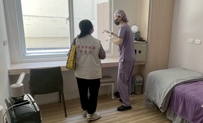 立委王正旭指出醫療隱私規範模糊，促衛福部訂定管理辦法並釐清投資人責任。圖為高市衛生局至愛爾麗診所查核疑似偷拍案。 圖：高雄市衛生局/提供