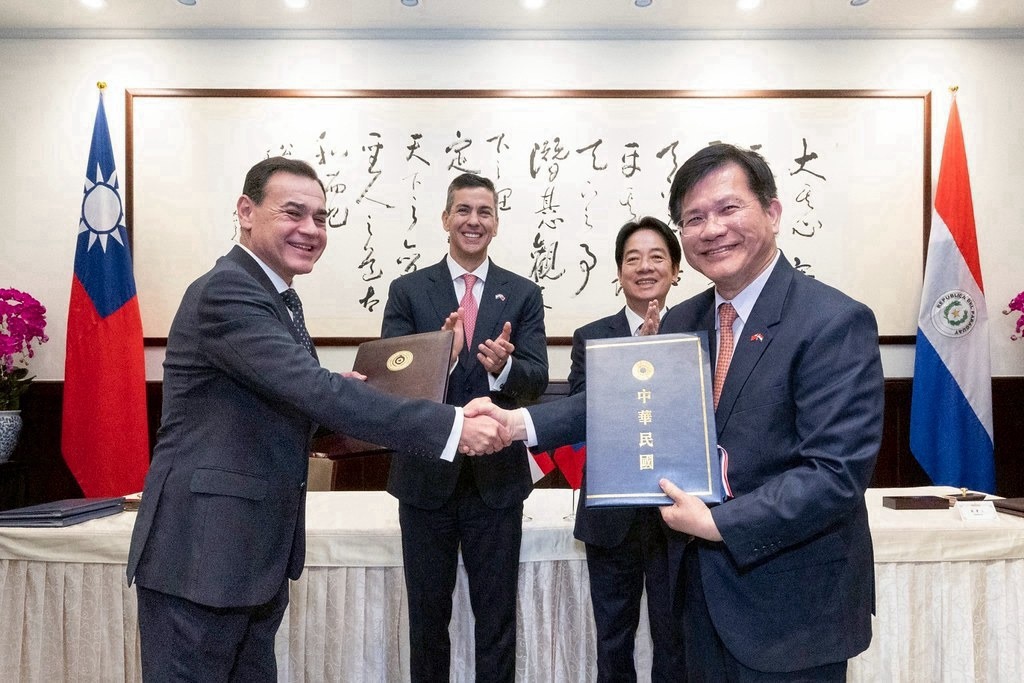 總統賴清德與巴拉圭總統貝尼亞（Santiago_Peña，左二）共同見證外交部長林佳龍（右一）與巴國外長拉米雷斯（Rubén_Ramírez，左一）簽署「台巴主權AI算力中心投資案合作瞭解備忘錄。 圖：外交部提供