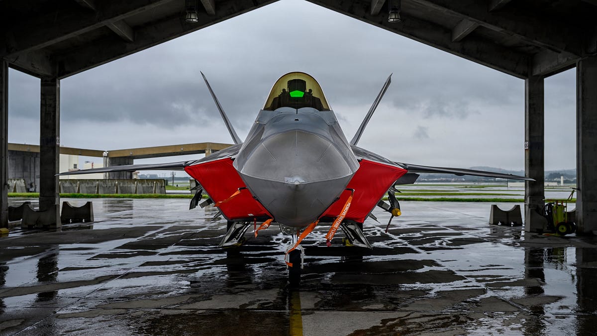 美國空軍F-22猛禽（Raptor）戰機輪調部署，進駐日本沖繩嘉手納空軍基地。 圖：翻攝「X」@INDOPACOM