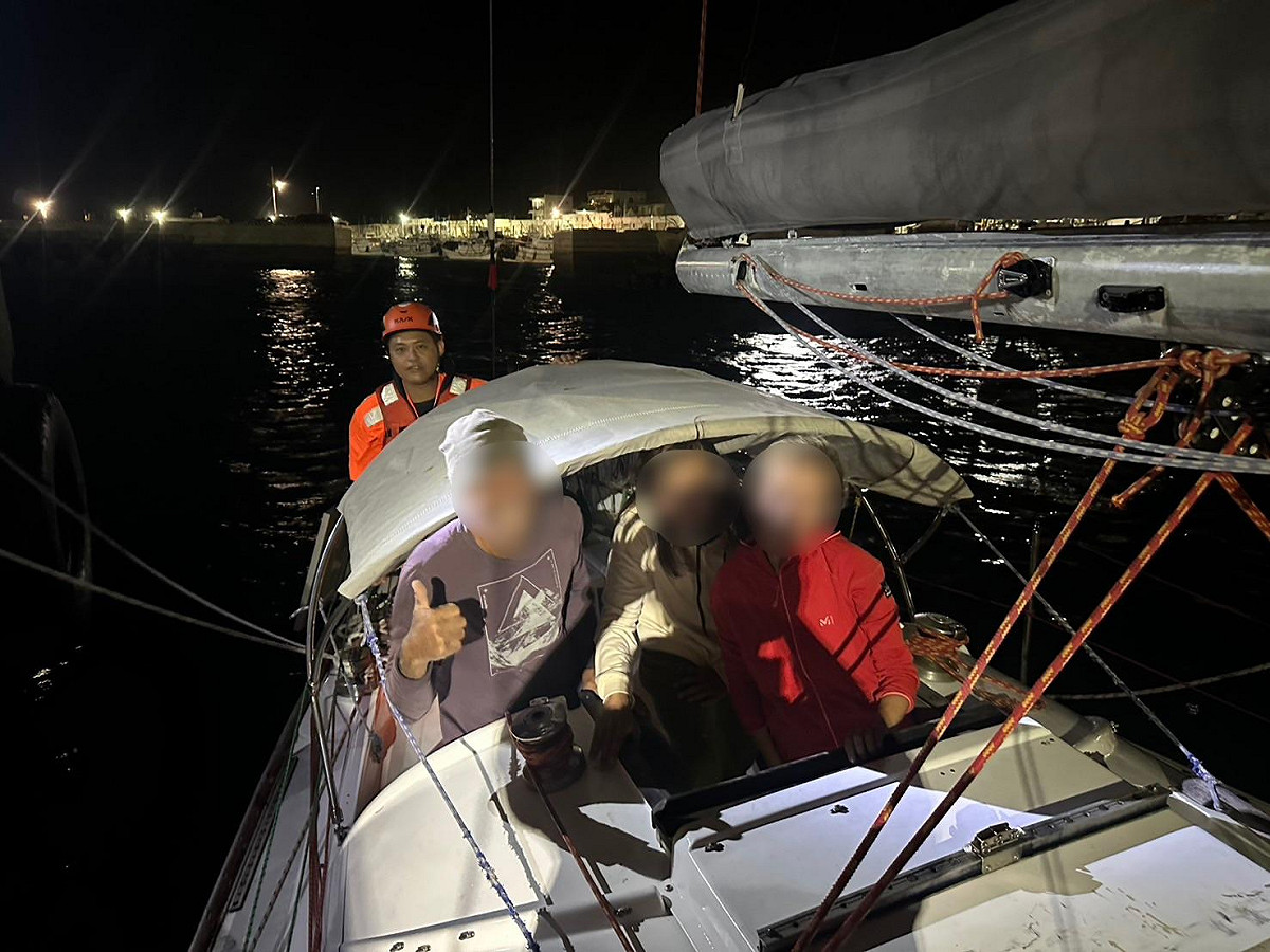海巡艇昨晚於澎湖外垵海域戒護並引導故障外籍帆船安全進港。 圖：海巡署金馬澎分署 提供