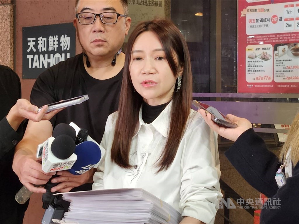 民進黨台北市議員陳怡君（圖）涉貪，一審遭判刑，經上訴二審台灣高等法院審理中，高院7日裁定延長科技監控，限制出境、出海8月。（中央社檔案照片）