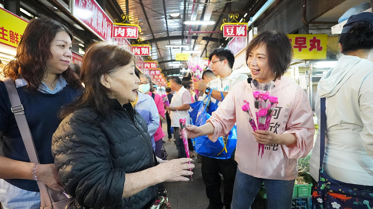 何欣純今（9）日前往霧峰市場，向辛勞的媽媽與攤商致贈康乃馨。 圖：何欣純服務處/提供