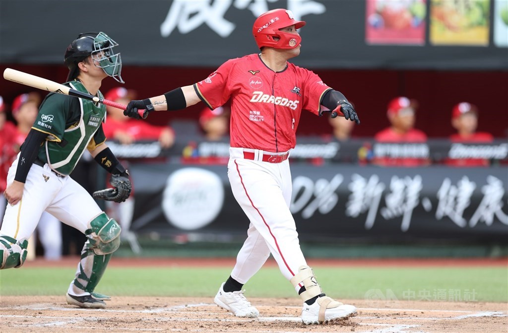 中職味全龍隊野手陳子豪（圖）9日下二軍，總教練葉君璋說，其實很多擊球很強勁，只是運氣不好，開玩笑稱「下去調整一下運氣。」（中央社檔案照片）