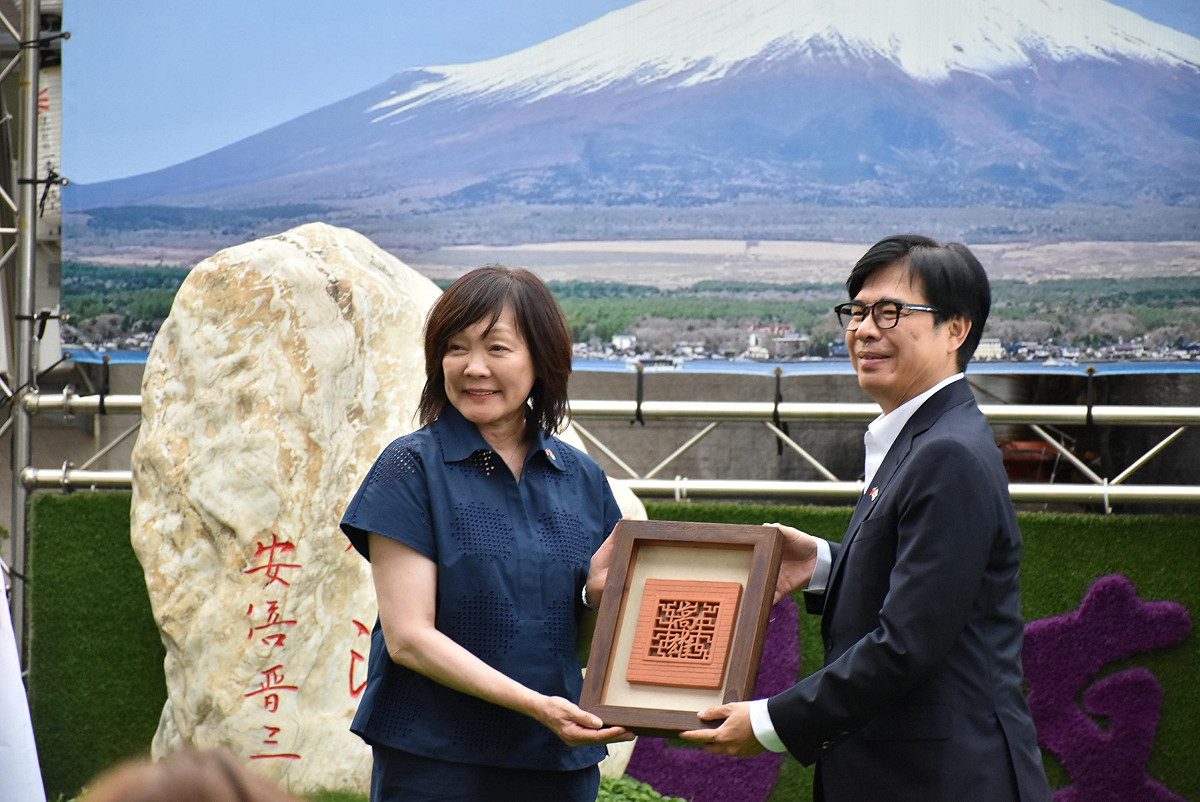 陳其邁(右)致贈安倍昭惠(左)高雄特色紀念品。 圖：孫家銘/攝