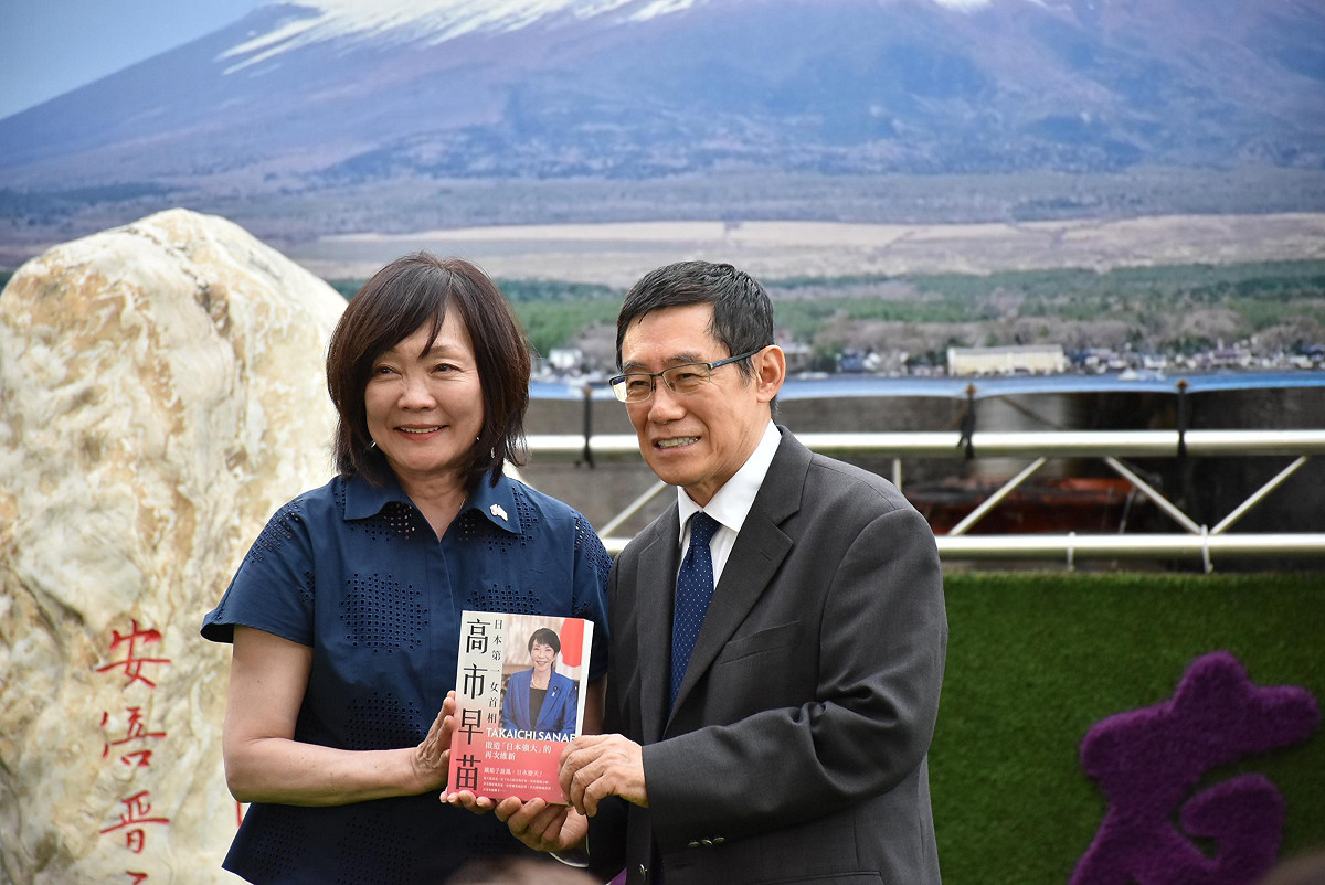 曹長青(右)贈送新書給安倍昭惠(左)。 圖：孫家銘/攝