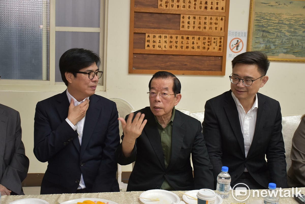 安倍昭惠到訪紅毛港保安堂，意外促成高雄市前市長謝長廷(中)、現任市長陳其邁(左)和未來可能市長賴瑞隆(右)同框。 圖：孫家銘/攝