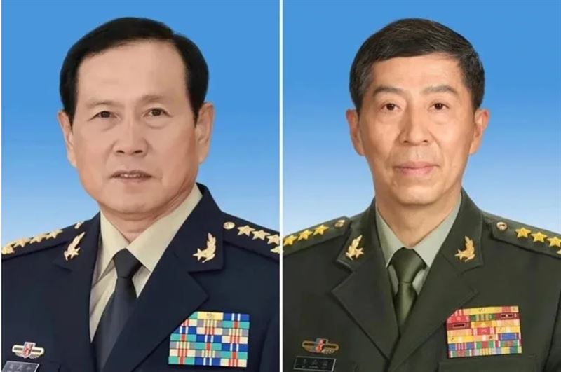 中國前後任國防部長魏鳳和（左）、李尚福（右），7日官宣均被以受賄罪判處死緩。 圖：翻攝新華社