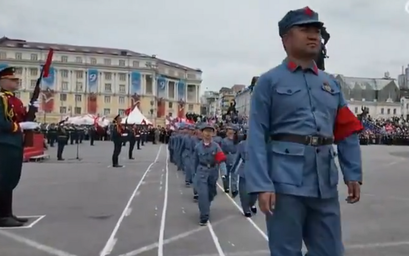 俄羅斯海參崴兒童閱兵儀式有中國小學生參加，中共官媒對此震怒發文痛批卻被刪文。 圖：翻攝「@whyyoutouzhele」X（前推特）