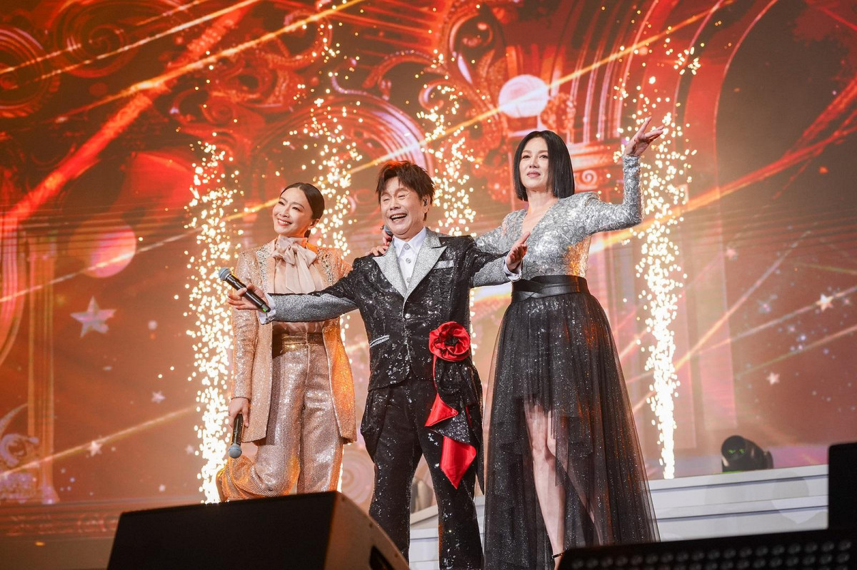 演唱會開場由黃西田(中)、苗可麗(右)、侯怡君(左)領銜主持。  圖：高雄流行音樂中心/提供