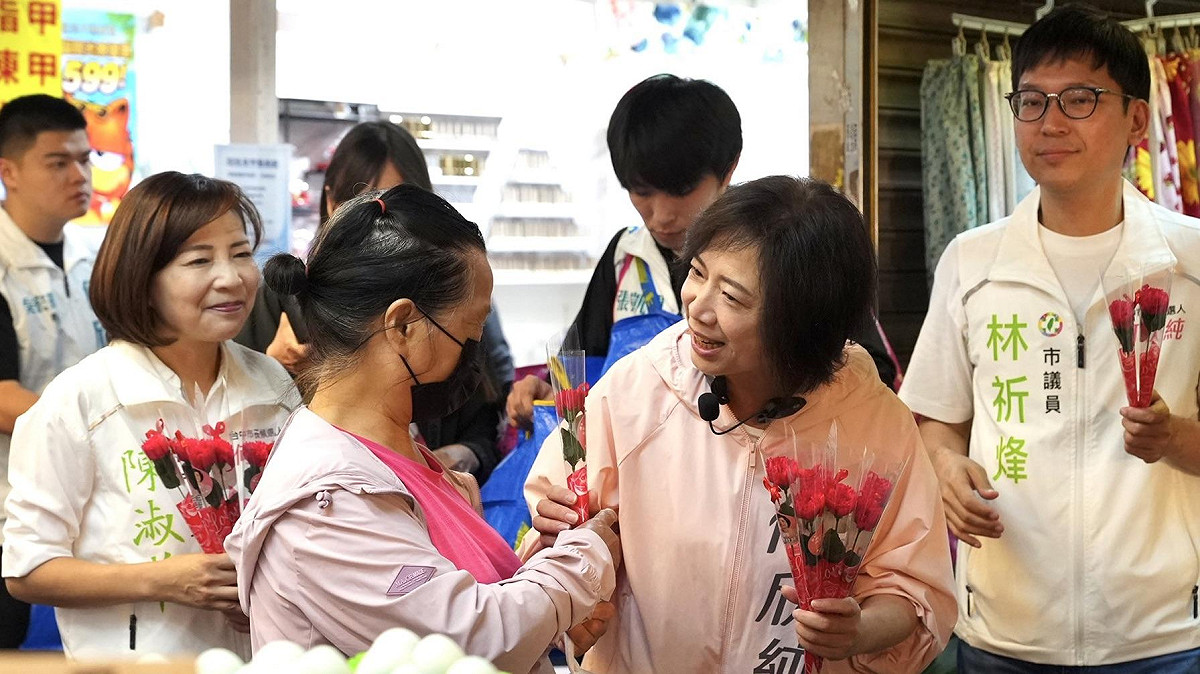 何欣純與西屯區議員參選人走訪市場。 圖：何欣純辦公室/提供