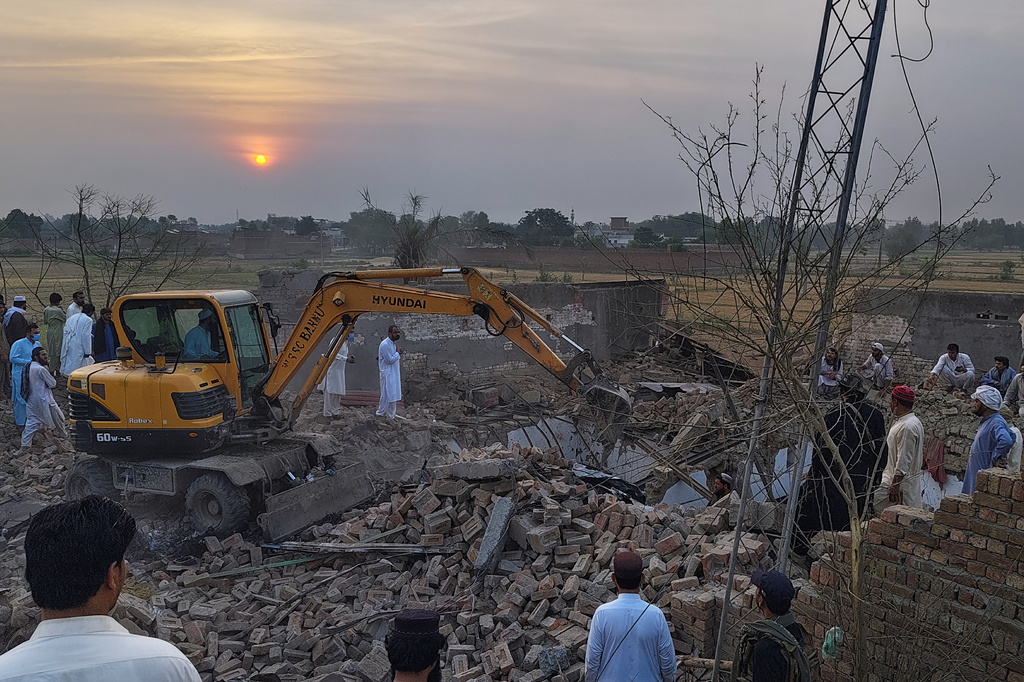 巴基斯坦西北部班努（Bannu）地區一處警察哨所，週六（9 日）遭武裝分子發動汽車炸彈攻擊。 圖：達志影像／美聯社