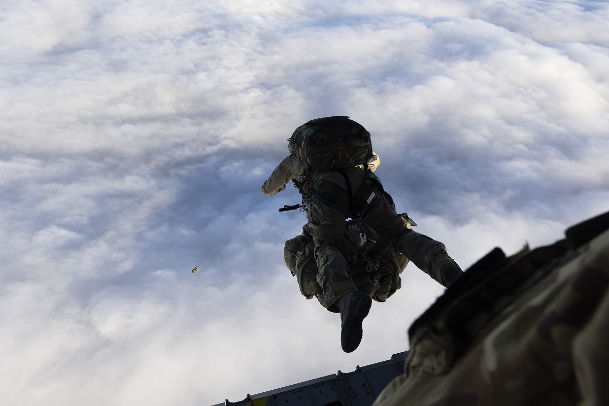 英軍傘兵與軍醫空降特里斯坦—達庫尼亞島，緊急運送氧氣與醫療物資支援疑似漢他病毒病例。 圖：翻攝自 X @DefenceHQ