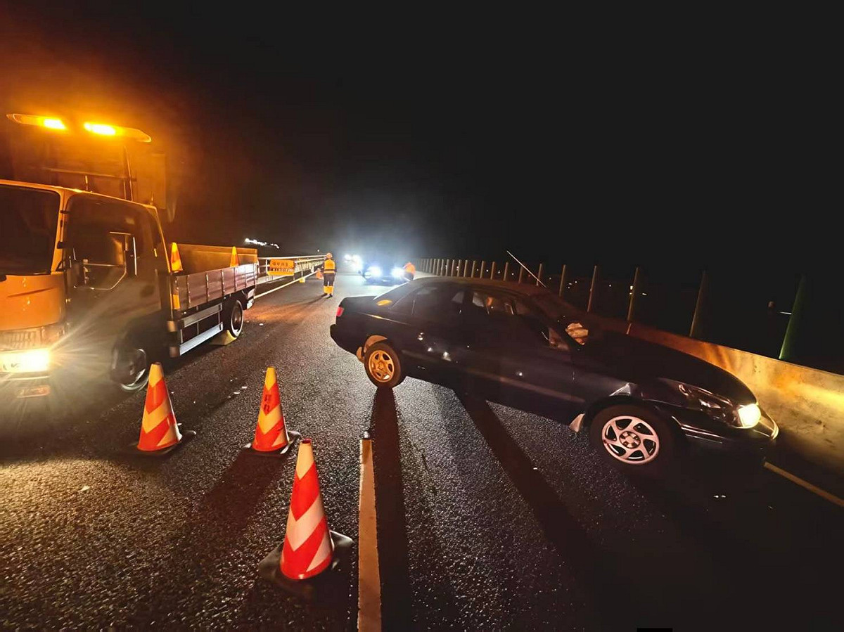 勞動節連假夜間自屏東行經草埔隧道往台東方向的自小客，出隧道後過第一個大彎道，發現前方工程車雖緊急煞車仍發生碰撞事故，打橫在兩線道中間，來往交通受阻。 圖：翻攝臉書