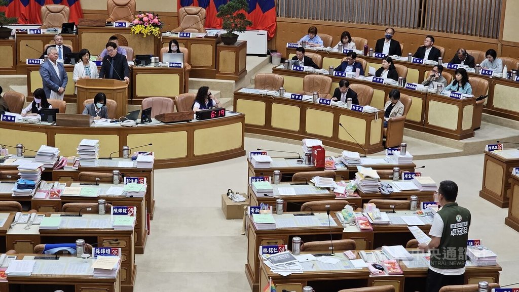 愛爾麗等連鎖醫美集團發生涉嫌偷拍案件。新北市議會11日進行業務質詢，民進黨市議員卓冠廷（右下立者）等指出，事件引發民眾高度恐慌，要求市府應加強查處。中央社記者王鴻國攝　115年5月11日