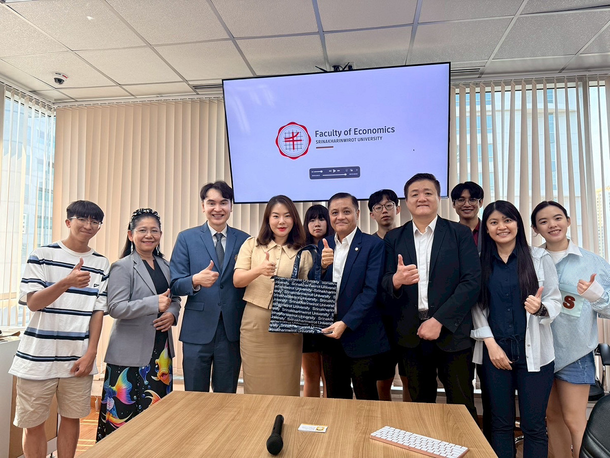 高雄大學拜訪泰國詩納卡琳威洛大學。 圖：高雄大學資管系/提供