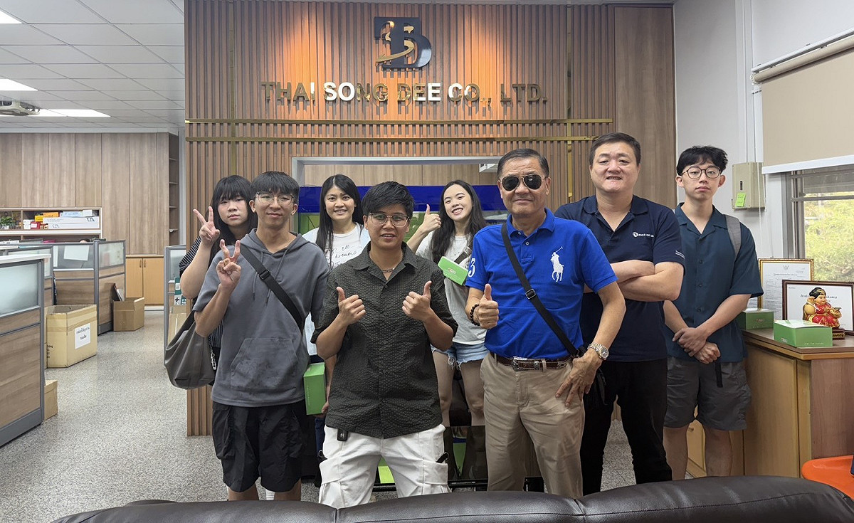 高雄大學師生參訪校友企業泰雙利紙器印刷有限公司。 圖：高雄大學資管系/提供