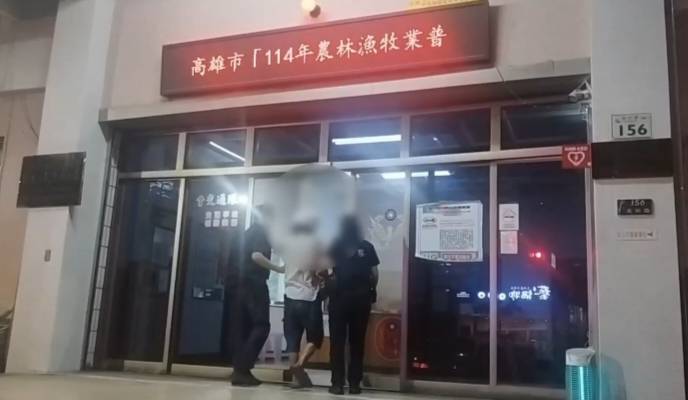 以菜刀砍死弟弟的靳姓男子(中)被帶返岡山分局偵訊，全並依殺人罪嫌移送橋署偵辦。 圖：民眾提供