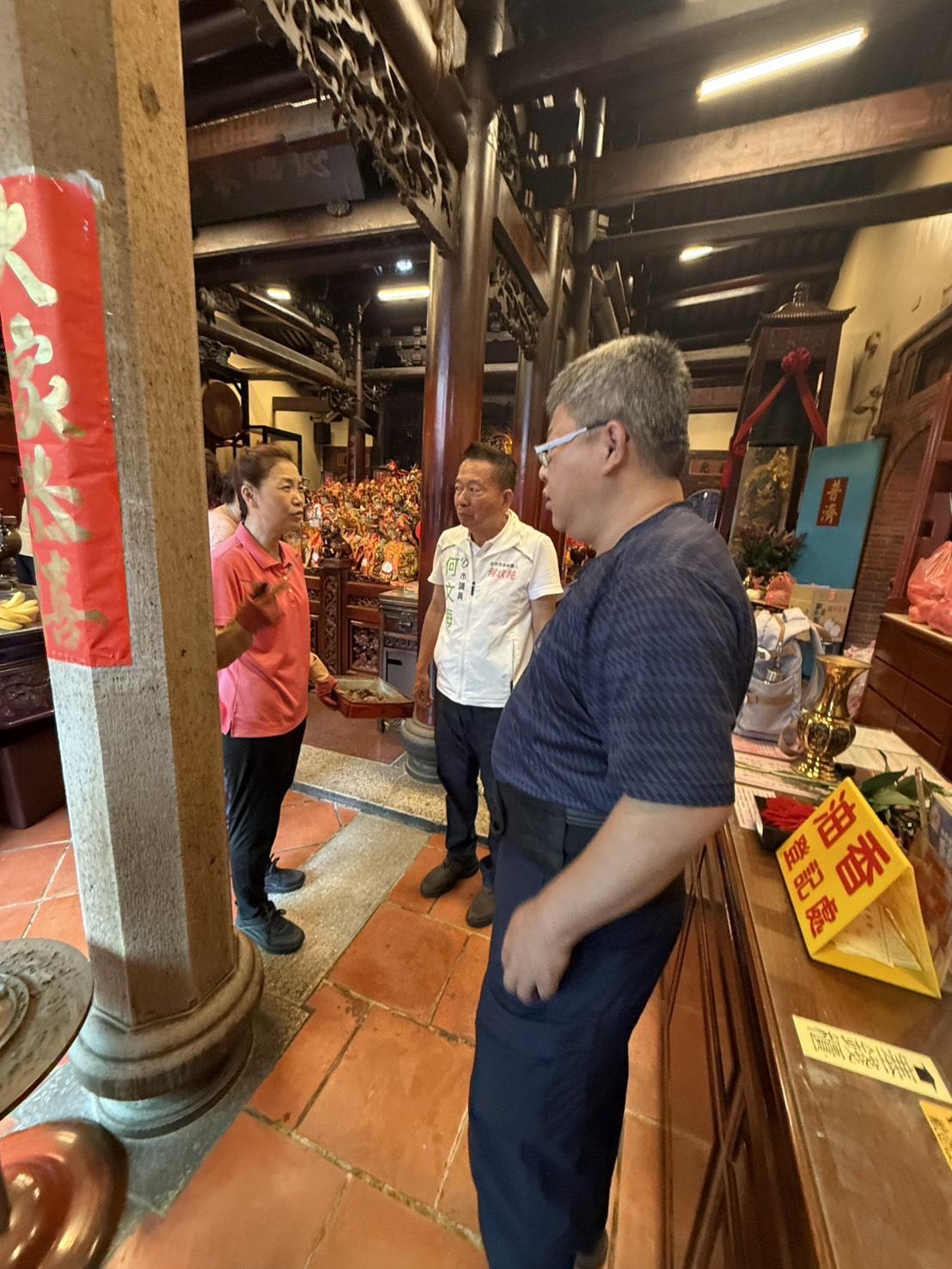 萬和宮遭男子蓄意破壞，市議員何文海到場關心。 圖：何文海/提供