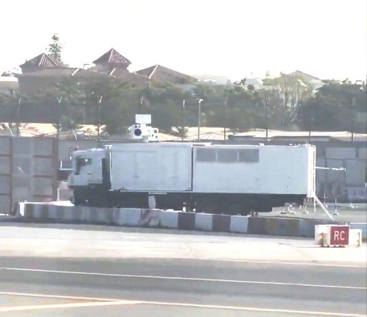 近期流傳於公開國防頻道的照片顯示，一套中國製車載雷射反無人機系統被部署在阿聯酋的杜拜國際機場，外界認為，這可能代表中國正將導能防空技術輸出至積極強化反無人機能力的海灣國家。 圖:翻攝自X帳號@OSINTWarfare