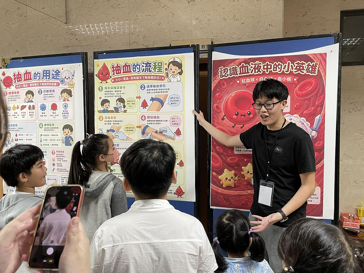醫技系學生結合捐血流程，向學童介紹血型檢驗與輸血安全知識。 圖：中山醫大/提供