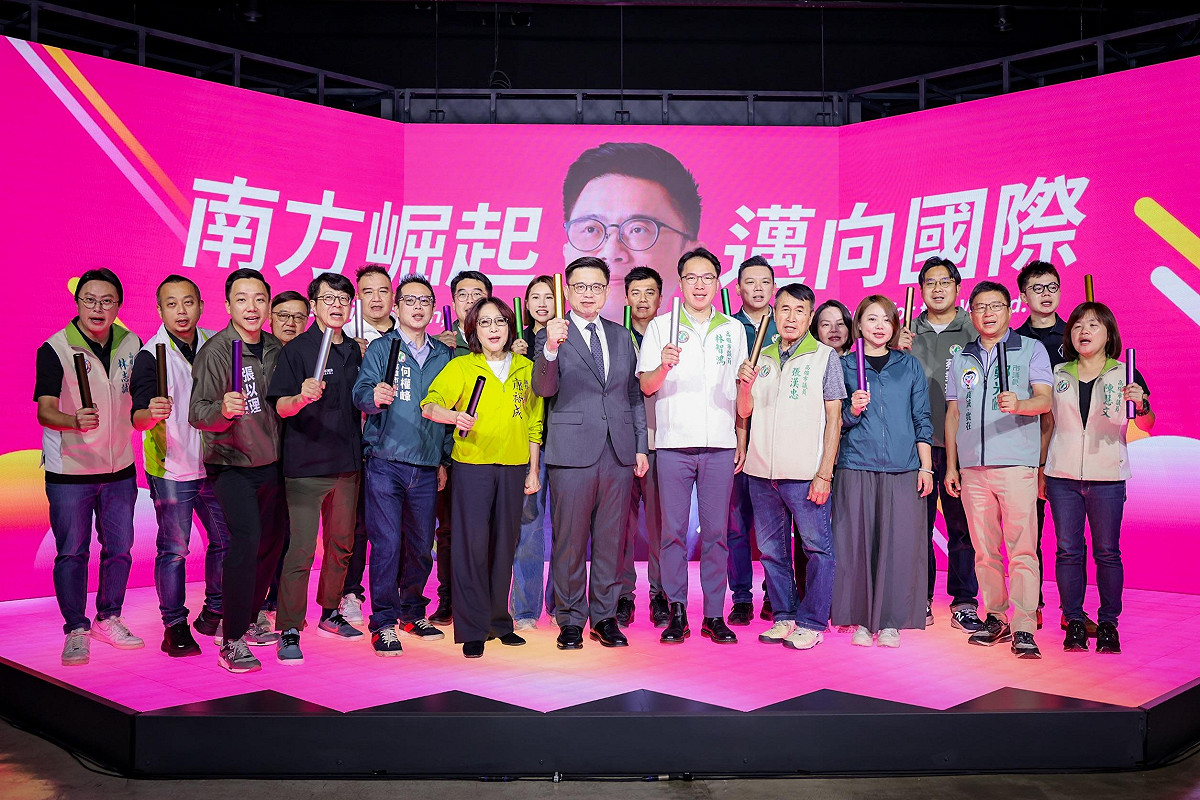 多位議員及議員參選人到場，與賴瑞隆齊喊口號，展現團隊並肩延續高雄光榮、守護城市持續進步的決心。 圖：賴瑞隆服務處/提供