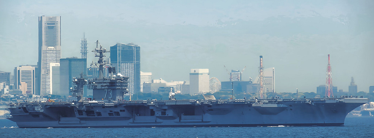 美國海軍前沿部署核動力航空母艦「華盛頓號（CVN-73）」駛離日本橫須賀海軍基地。 圖：翻攝「X」@Gov_Vessel_fan