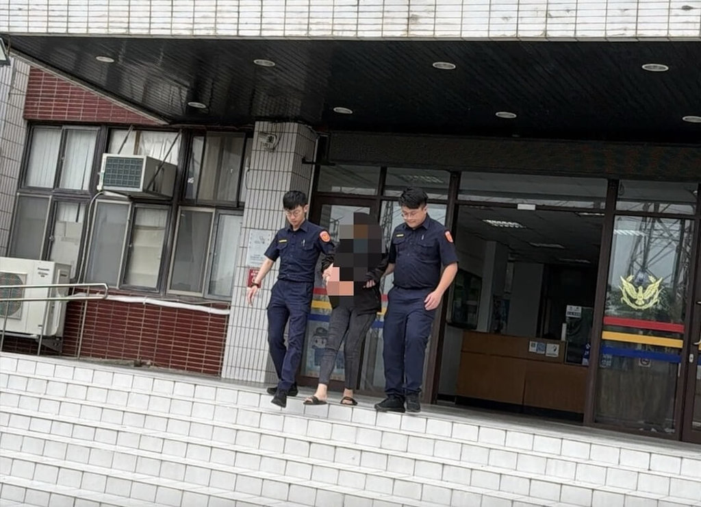 36歲蔡姓女子（中）7日在苗栗市紫園街駕車衝撞前男友，造成3人受傷後逃逸。警方12日表示，循線逮捕蔡女並查獲毒品，依殺人未遂、傷害、毒品等罪嫌送辦。（警方提供）中央社記者管瑞平傳真　115年5月12日