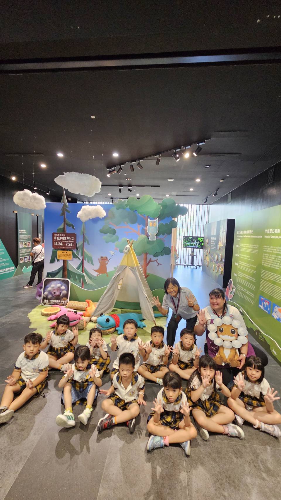 開幕活動吸引大小朋友一起參觀並聆聽導覽解說。 圖：國家公園署提供