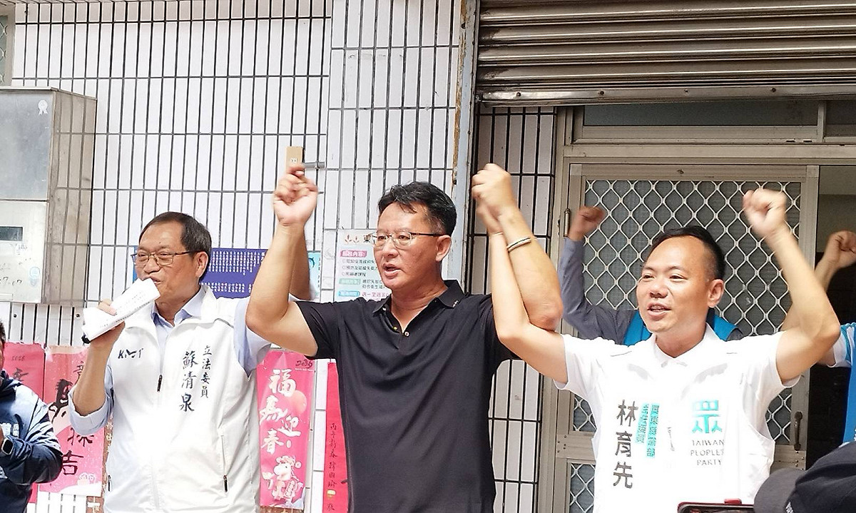 蘇清泉(左)、林育先(右)力挺洪志明(中)東港鎮長。 圖：孫家銘/攝