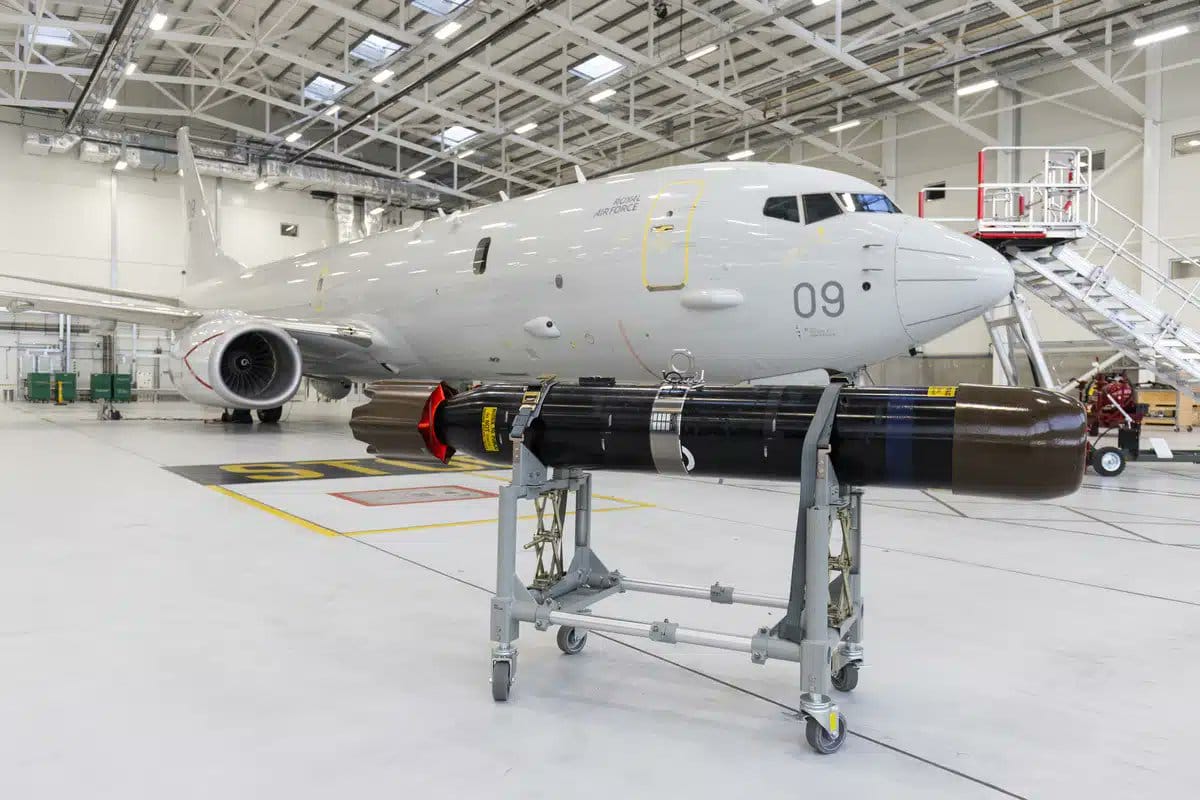 英國航空航天系統公司（BAE Systems）已確認，將把「魟魚」Mod 1輕型魚雷整合至英國皇家空軍的P-8A「海神」海上巡邏機（Boeing P-8A Poseidon）機隊。 圖:翻攝自X帳號@ELMObrokenWings