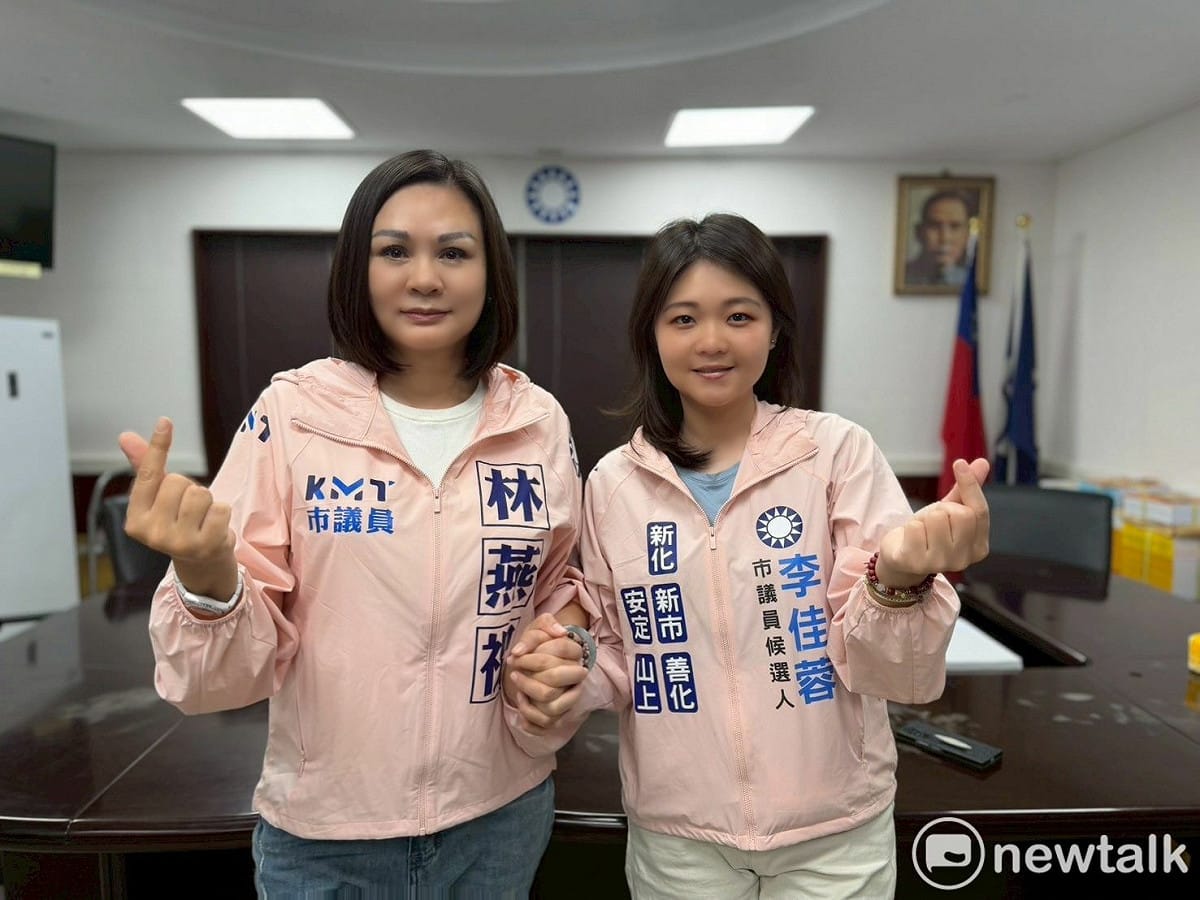 國民黨台南市議員參選人李佳蓉在尋求五連霸議員林燕祝陪同下，攜手前往國民黨台南市黨部，雙雙完成市議員參選登記。 圖：林燕祝服務處提供