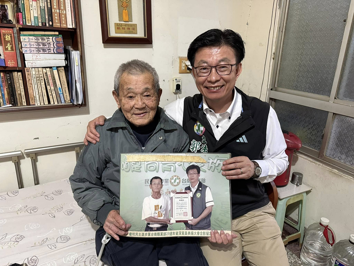 郭國文拜會資深黨員，包括致贈超過17位創黨黨員背心，提升大家對於參與民進黨的榮耀感。 圖：郭國文服務處提供