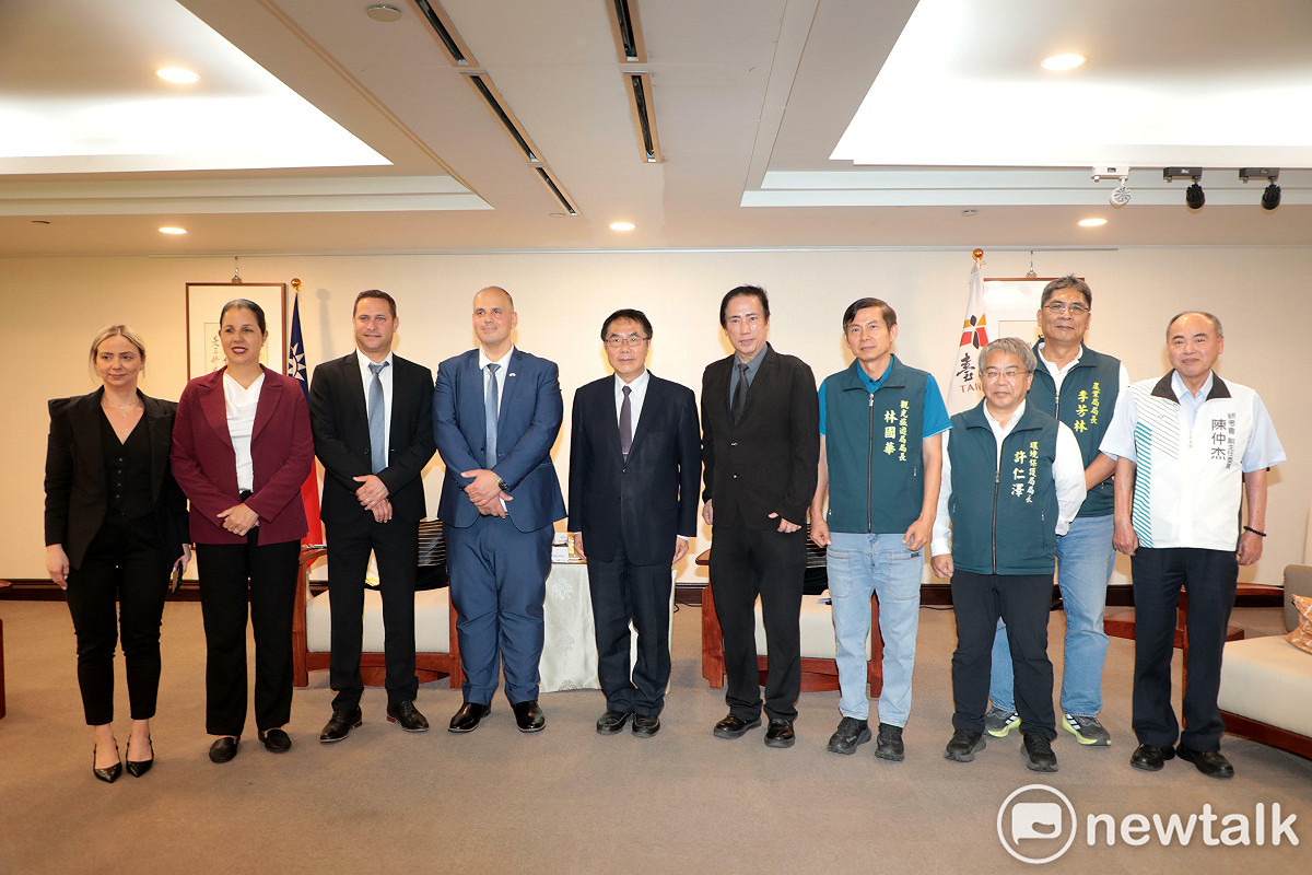 以色列市長訪問團由巴特亞姆市長暨全國市政府聯盟副主席-布洛特（Tzvika Brot）率領其他三個城市市長來訪台南拜會黃偉哲。市府新聞處、環保局、觀旅局、農業局、研考會均派員陪同。 圖：台南市政府提供