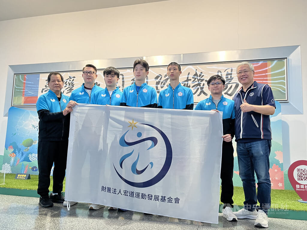 國際桌球總會（ITTF）世界桌球團體錦標賽在英國倫敦落幕，台灣男團摘銅，宏道基金會執行長陳士魁（右1）12日親自前往桃園國際機場接機，向台灣桌球英雄表達祝賀與支持。中央社記者葉臻攝　115年5月12日