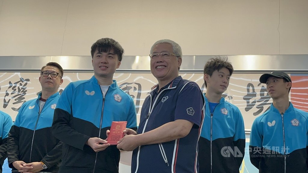 國際桌球總會（ITTF）世界桌球團體錦標賽台灣男團摘下銅牌，宏道基金會執行長陳士魁（前右）12日特別到桃園國際機場接機，並頒發獎勵金給選手林昀儒（前左）等。中央社記者葉臻攝　115年5月12日
