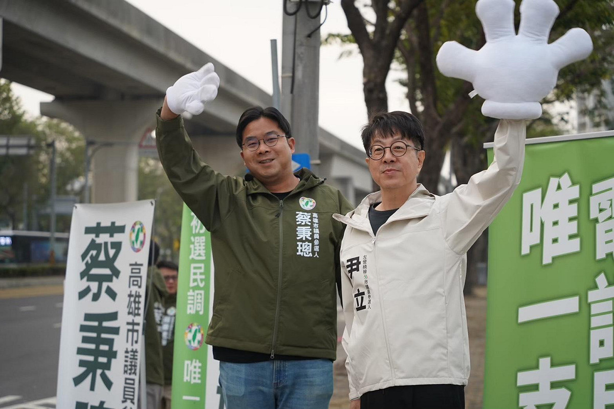 米克拉颱風外圍為高雄帶來豪雨，陳其邁、賴瑞隆及邱議瑩赴現場勘查水情，尹立(右)、蔡秉璁(左)怒轟柯志恩到底繞著地球跑到哪裡了？ 圖：尹立服務處/提供（資料照）