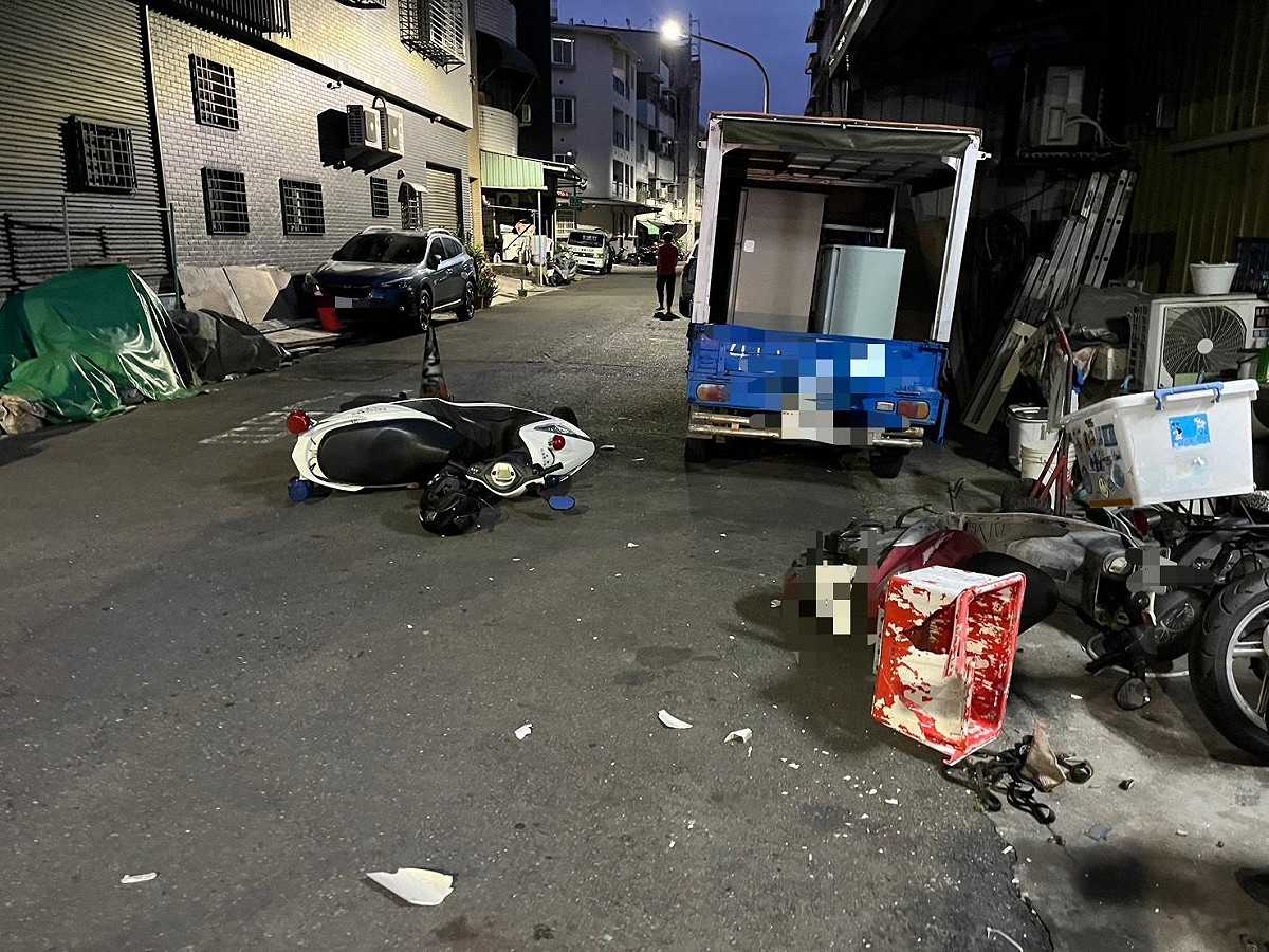 警用機車被撞倒地後，波及路旁停放之普通重型機車。 圖：高市警前鎮分局/提供