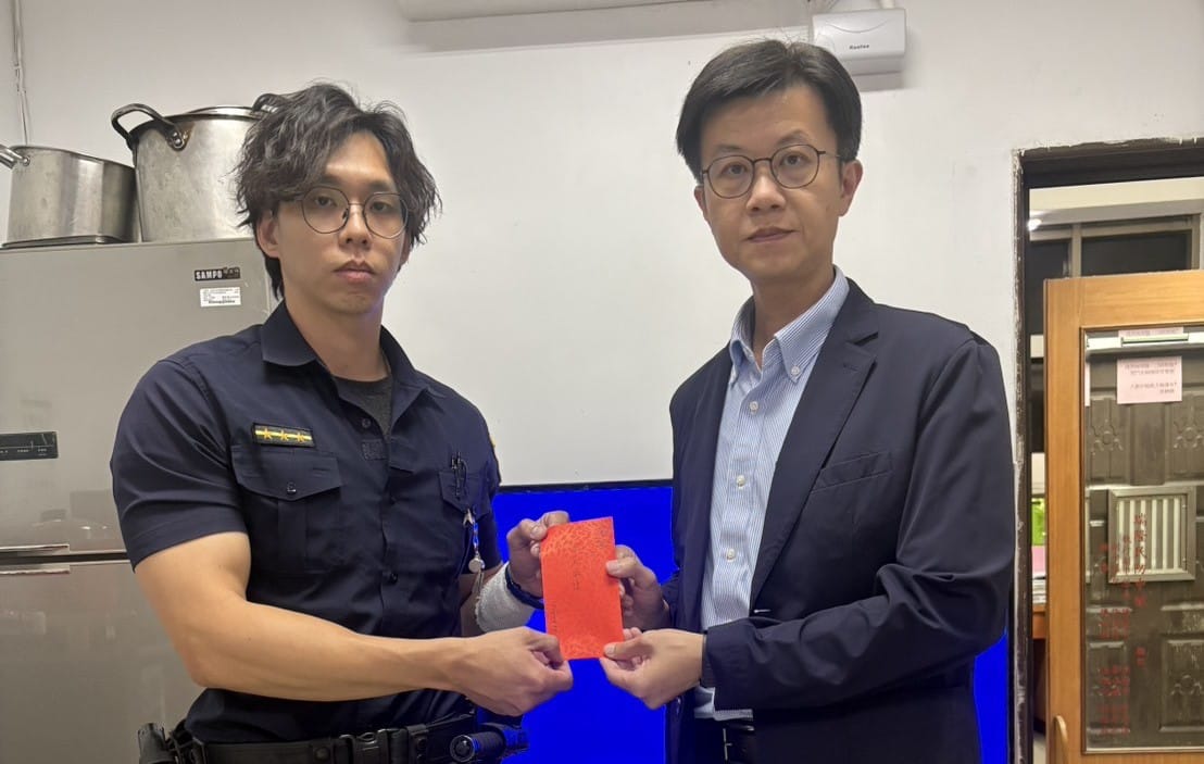 黃元民(右)案發後第一時間慰問受傷的黃耀霆(左)。  圖：高市警前鎮分局/提供