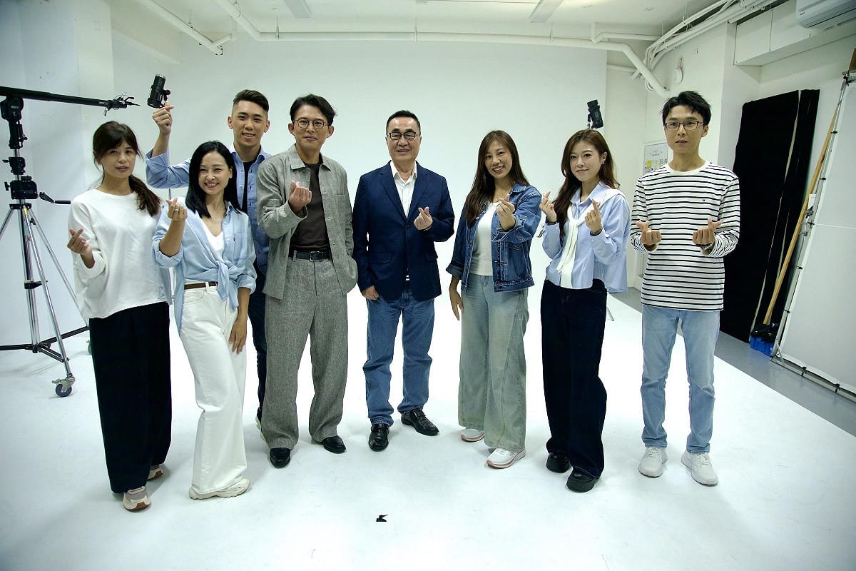 民眾黨主席黃國昌（左4）與國民黨新北市長參選人李四川（左5）與民眾黨新北市議員陳世軒（左3）與5位新北市議員參選人吳亞倫（左1）、陳語倢（左2）、陳怡君（右3）、林子宇（右2）、陳彥廷（右1）拍形象照。 圖：民眾黨 / 提供
