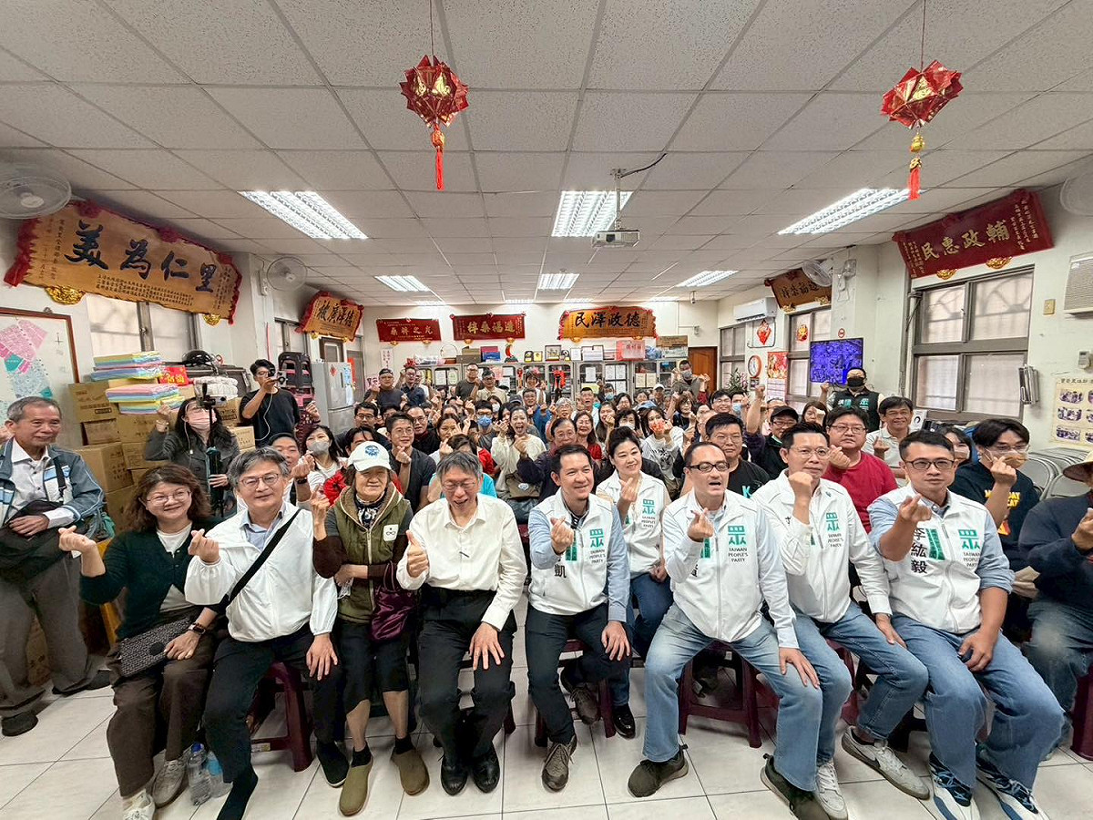 李紘毅（右1）曾出席民眾黨高雄市黨部活動。 圖：翻攝自民眾黨高雄市黨部
