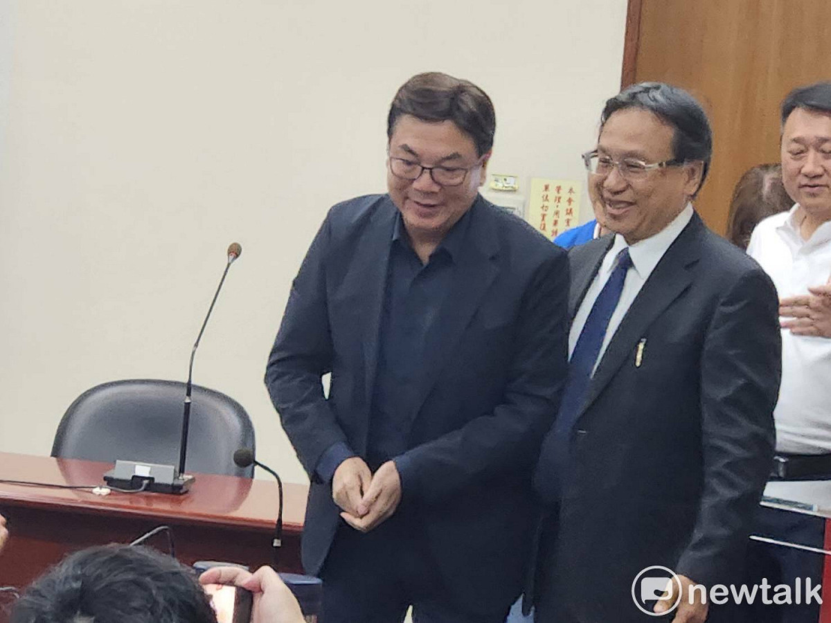 國民黨正式宣布徵召律師魏平政（圖右）參選2026彰化縣長，劉和然（圖左）也陪同現身國民黨中常會。 圖：黃建豪/攝