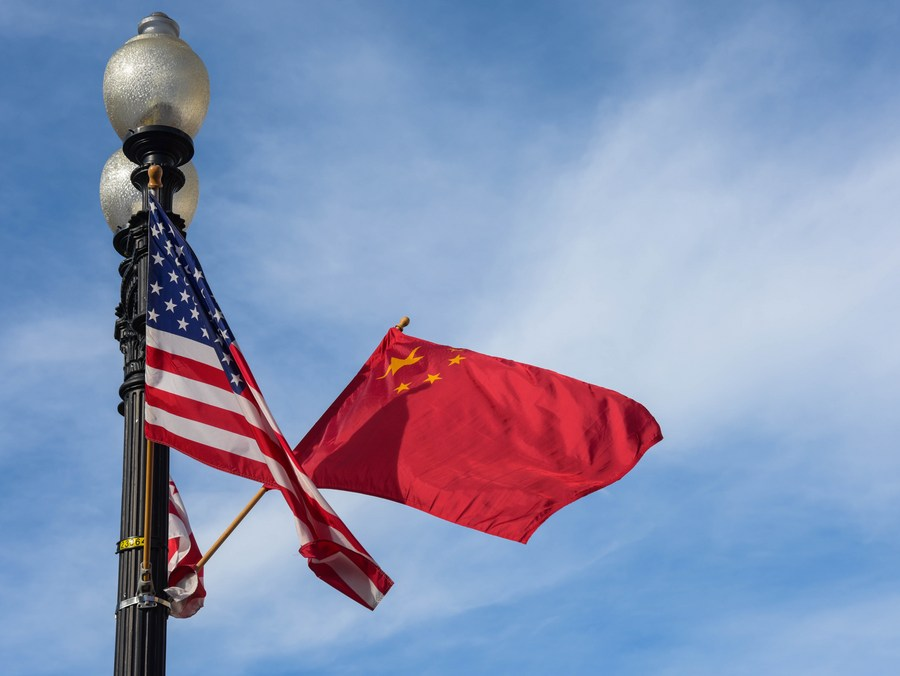 美國聯邦通信委員會（FCC）27 日宣布，將進一步擴大對中國科技設備的限制措施，禁止華為、中興通訊等中資企業更多型號設備進口美國，禁令範圍從新款產品延伸至舊款設備。 圖:翻攝自人民日報 X 帳號