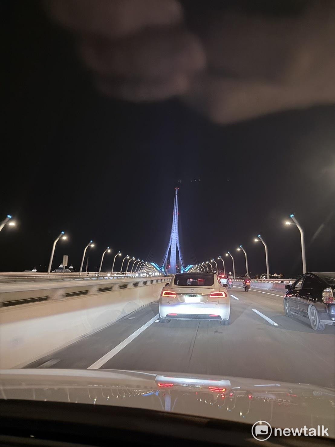 淡江大橋昨(12)日正式通車，吸引不少旅客爭相朝聖，直擊淡江大橋優美的景觀。 圖：民眾／提供