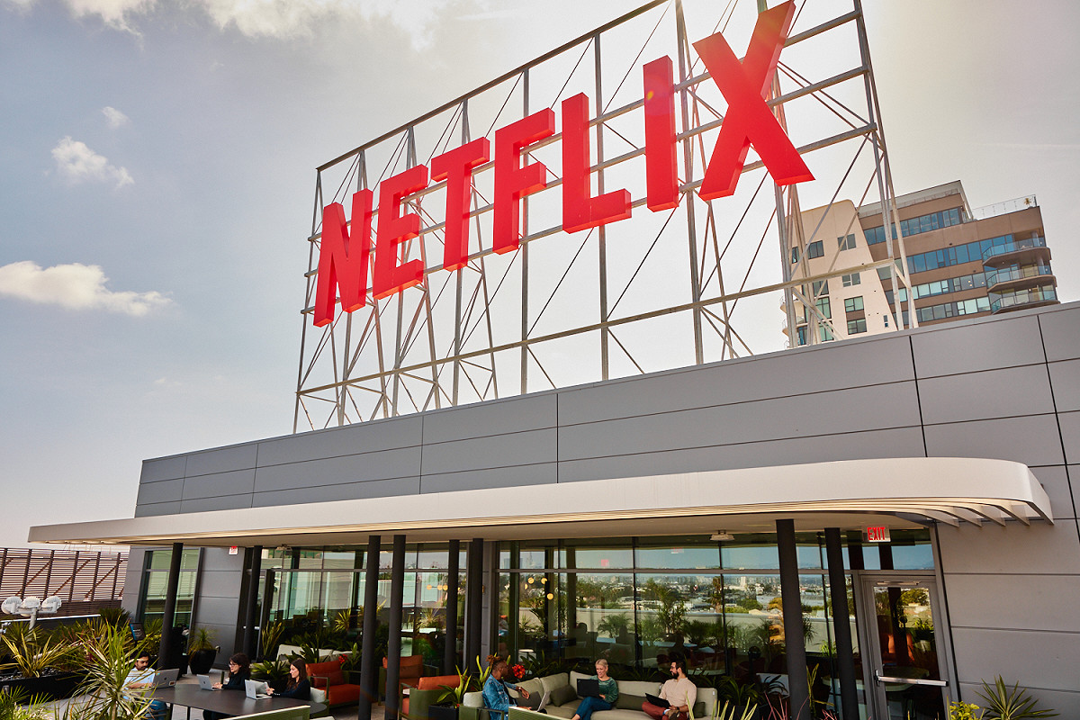 國際串流平台Netflix，驚傳暗中記錄用戶的觀看習慣、裝置資訊及敏感行為數據，並將其資料出售給廣告商，賺進數十億美元。 圖：取自Netflix官網(資料照)