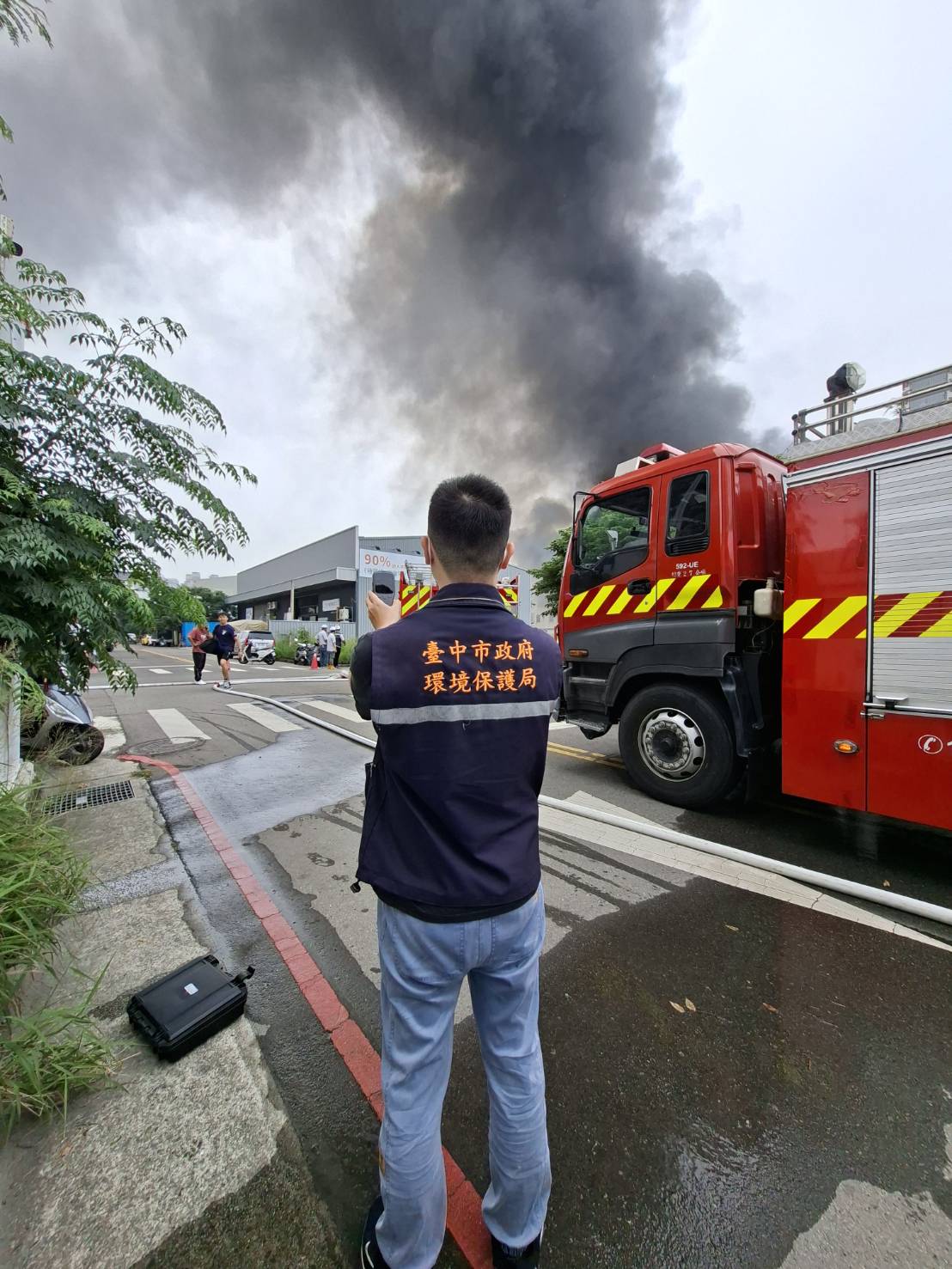 台中市北屯區敦平街一處工地於今(13)日上午9點左右發生火警，火災產生的空氣污染物造成周遭空品惡化情形，目前火勢仍由消防局持續撲滅中。 圖：台中市政府／提供