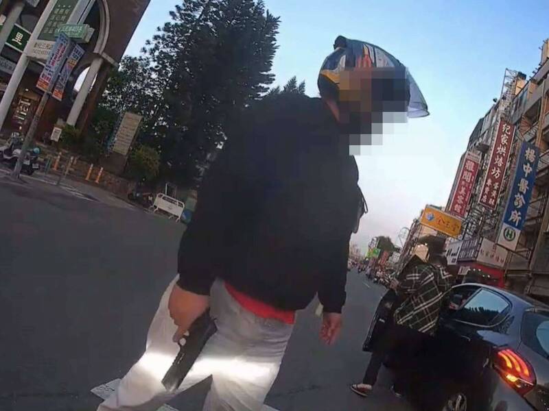 外送員當街掏出鎮暴槍反制棍棒男。 圖：民眾提供
