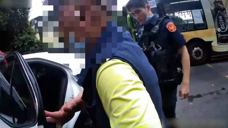 黃翁攻擊公車司機被警方依現行犯逮捕。 圖：翻攝畫面