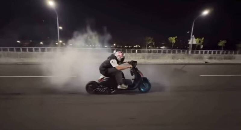 林姓少年騎改裝電動車燒胎、飆車，二分局循線查獲，全案依公共危險罪嫌送辦。 圖：翻攝自Threads