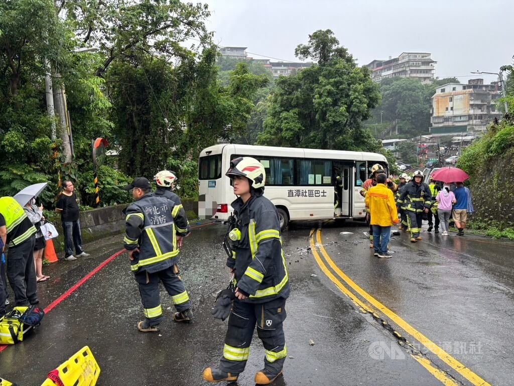 新北市新店區13日下午發生一輛砂石車疑手煞車失靈滑行，撞上社區巴士等車後再撞山壁翻覆，事故共有8人輕傷送醫。（翻攝畫面）中央社記者曹亞沿傳真 115年5月13日